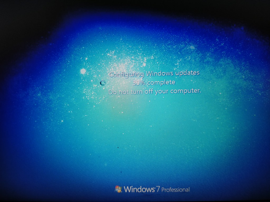 Windows 7 update screen at 35% configuration.